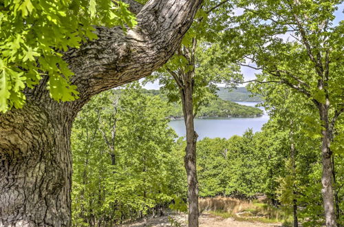 Photo 11 - Private Eureka Springs Cabin w/ Beaver Lake Views