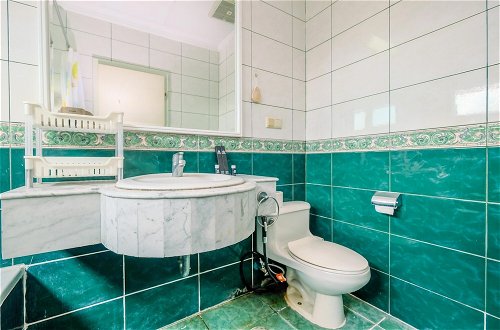 Foto 18 - Spacious And Comfort 2Br With Maid Room At Permata Gandaria Apartment