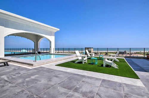 Foto 2 - Beachfront Galveston Condo w/ Community Pool