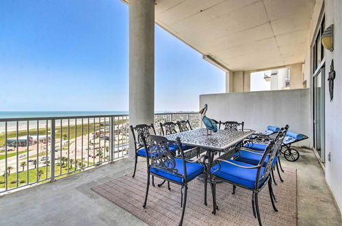 Foto 13 - Beachfront Galveston Condo w/ Community Pool