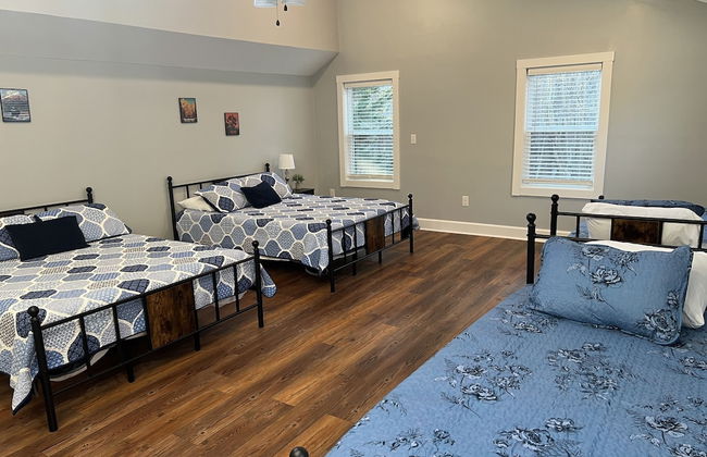 4BR Lodge on Wolf Creek – Fishing, Hiking, New River Fun & Hokie Weekends - Photo 3