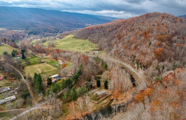 4BR Lodge on Wolf Creek – Fishing, Hiking, New River Fun & Hokie Weekends - Photo 76