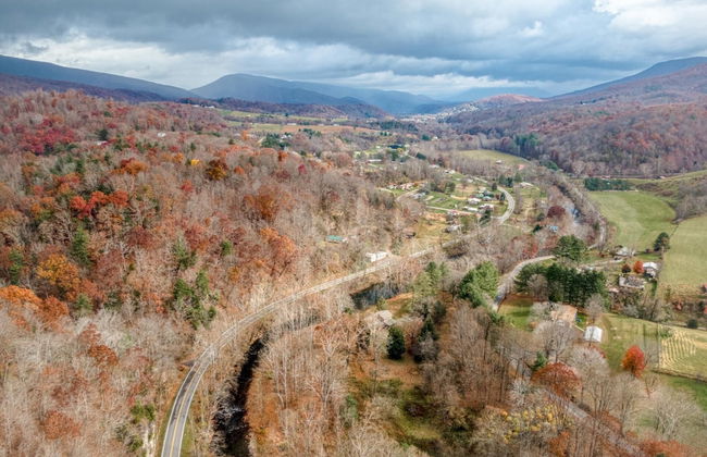 4BR Lodge on Wolf Creek – Fishing, Hiking, New River Fun & Hokie Weekends - Photo 73