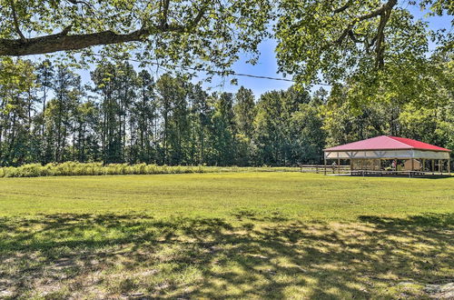 Foto 5 - Cozy Gloucester Getaway w/ Porch & Sunroom