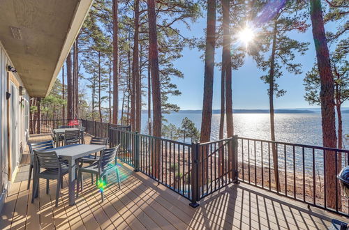 Foto 1 - Quiet Waterfront Getaway w/ Furnished Deck & Grill