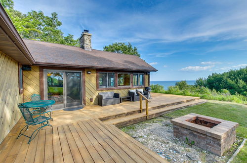 Foto 13 - Idyllic Sturgeon Bay Cabin w/ Fire Pit + View