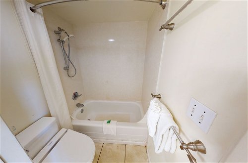 Photo 13 - Updated 22nd Floor Waikiki Condo - Free parking & WiFi - Ideal for large family! by Koko Resort Vacation Rentals