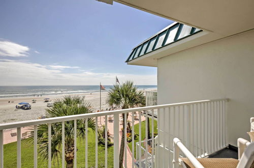 Foto 1 - Daytona Beach Studio w/ Oceanfront Balcony & Pool