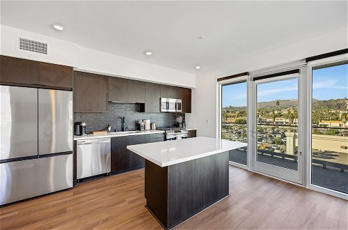 Photo 19 - Luxury Apartment in Hollywood