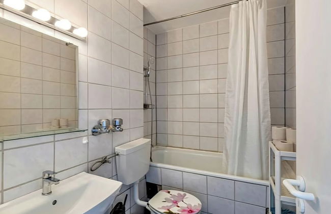 Stunning 1-bed Apartment in Neuss - Photo 7