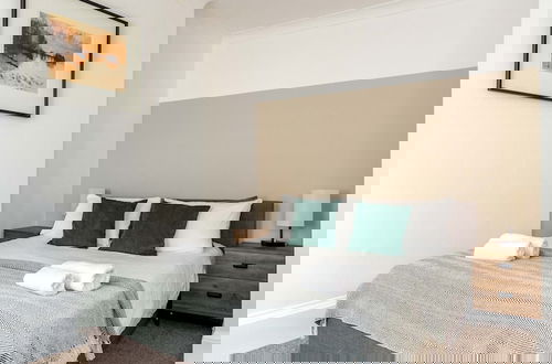 Photo 2 - Super Central 3 Bed Property