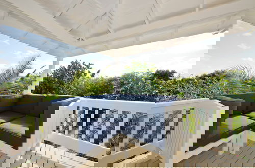Foto 12 - Spectacular Seaside: Boutique Resort On Beach