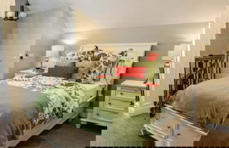 Foto 2 - Designer decorated 6 bedroom pool house
