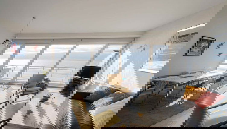 Photo 1 - Seaview Apartment on the Beach - Free Parking
