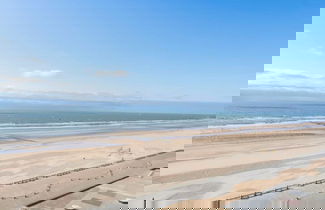 Foto 3 - Seaview Apartment on the Beach - Free Parking