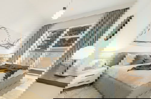Foto 3 - Modern 2BR w Direct Beach Access, Emaar Beachfront