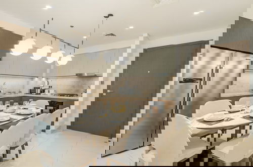 Foto 5 - Modern 2BR w Direct Beach Access, Emaar Beachfront