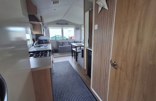 Meadow View 3-bed Caravan - Sleeps 8 - Petfriendly - Photo 16