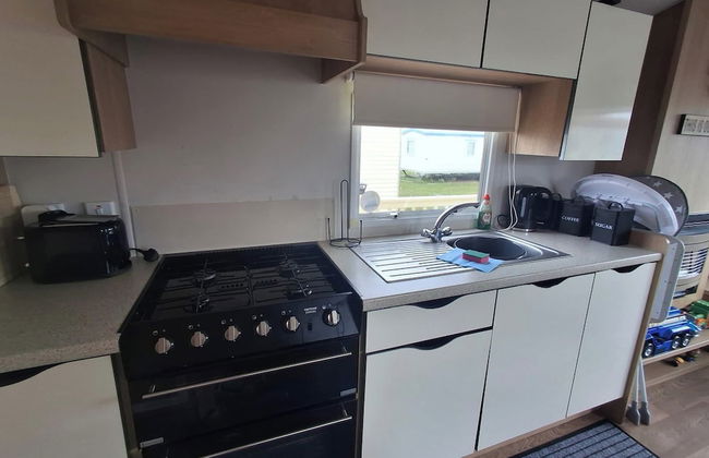 Meadow View 3-bed Caravan - Sleeps 8 - Petfriendly - Photo 8