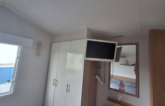 Meadow View 3-bed Caravan - Sleeps 8 - Petfriendly - Photo 17