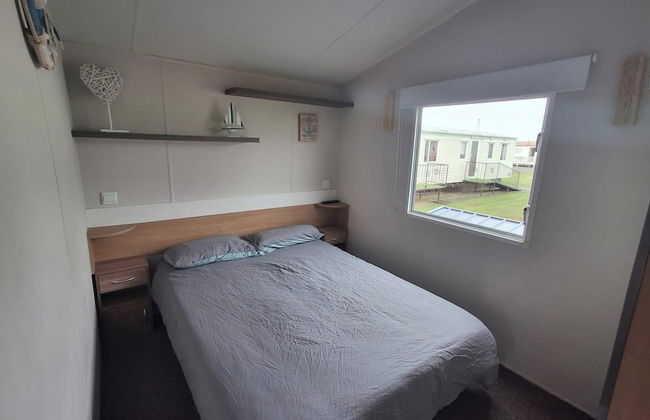 Meadow View 3-bed Caravan - Sleeps 8 - Petfriendly - Photo 6