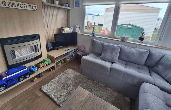 Meadow View 3-bed Caravan - Sleeps 8 - Petfriendly - Photo 12