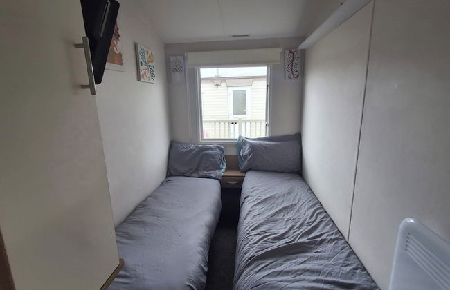 Meadow View 3-bed Caravan - Sleeps 8 - Petfriendly - Photo 2