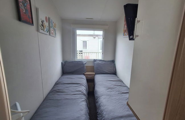 Meadow View 3-bed Caravan - Sleeps 8 - Petfriendly - Photo 7