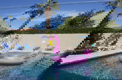 Foto 17 - Luxe Retreat - Backyard Oasis
