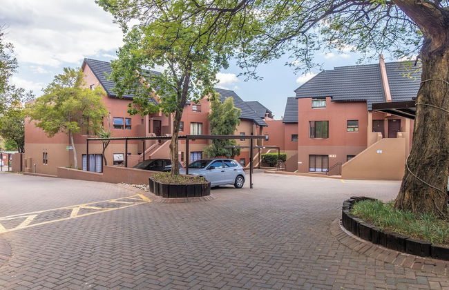 Exquisite 2 Bedroom Garden Townhouse in the Heart of Fourways - Foto 51