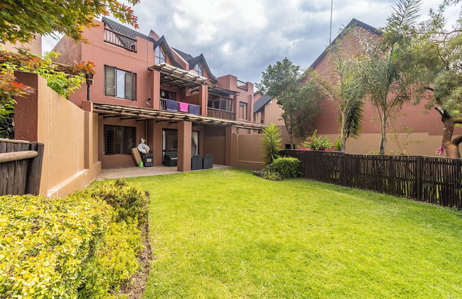 Exquisite 2 Bedroom Garden Townhouse in the Heart of Fourways - Foto 49