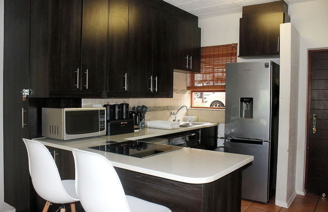 Exquisite 2 Bedroom Garden Townhouse in the Heart of Fourways - Foto 13