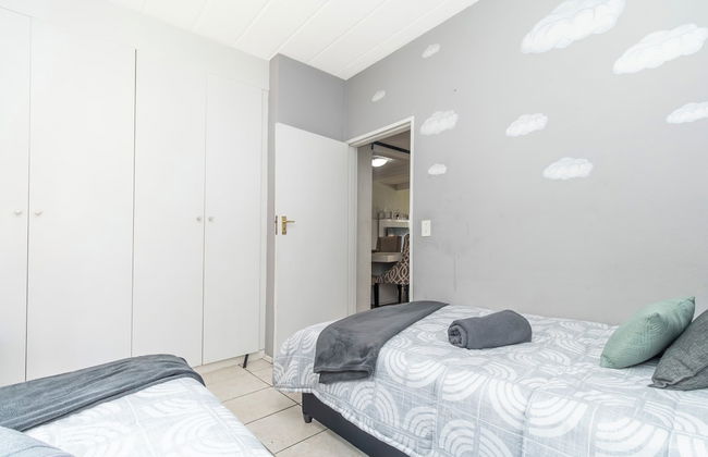 Exquisite 2 Bedroom Garden Townhouse in the Heart of Fourways - Foto 8