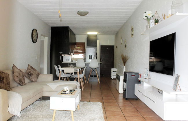 Exquisite 2 Bedroom Garden Townhouse in the Heart of Fourways - Foto 15