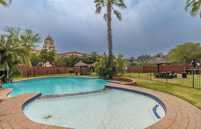 Exquisite 2 Bedroom Garden Townhouse in the Heart of Fourways - Foto 25