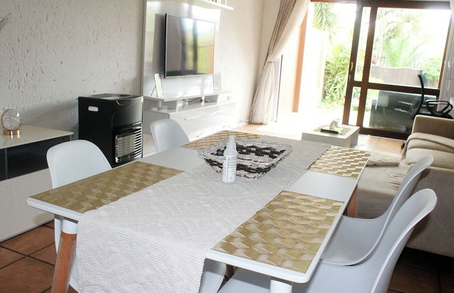 Exquisite 2 Bedroom Garden Townhouse in the Heart of Fourways - Foto 17