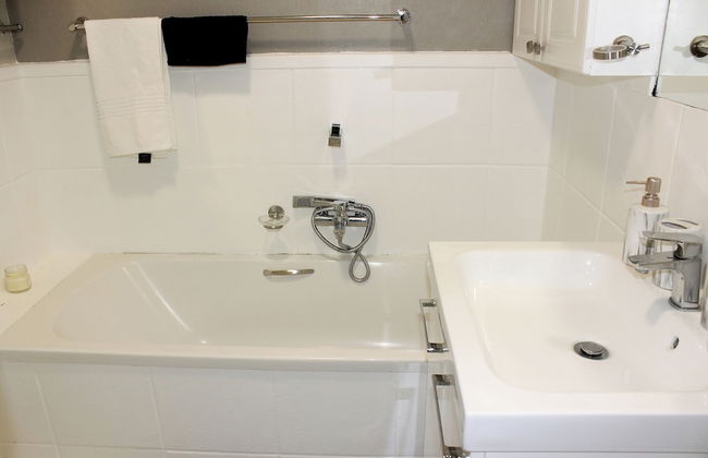 Exquisite 2 Bedroom Garden Townhouse in the Heart of Fourways - Foto 21