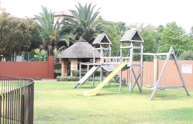 Exquisite 2 Bedroom Garden Townhouse in the Heart of Fourways - Foto 36