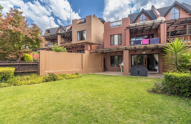 Exquisite 2 Bedroom Garden Townhouse in the Heart of Fourways - Foto 53