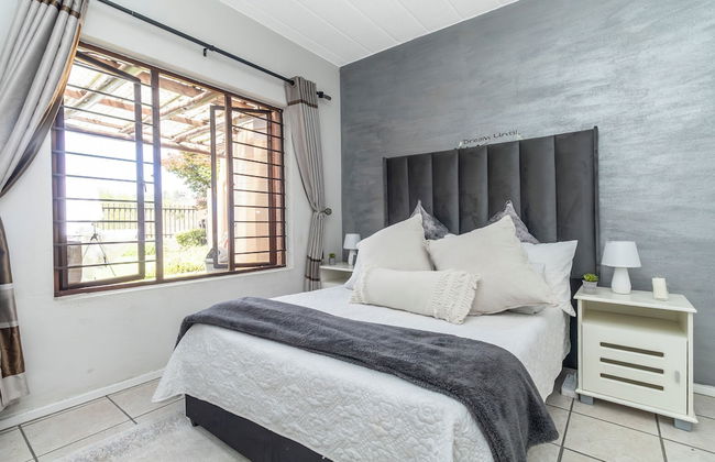 Exquisite 2 Bedroom Garden Townhouse in the Heart of Fourways - Foto 3