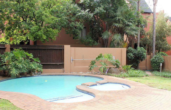 Exquisite 2 Bedroom Garden Townhouse in the Heart of Fourways - Foto 26