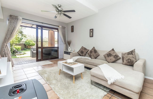 Exquisite 2 Bedroom Garden Townhouse in the Heart of Fourways - Foto 18