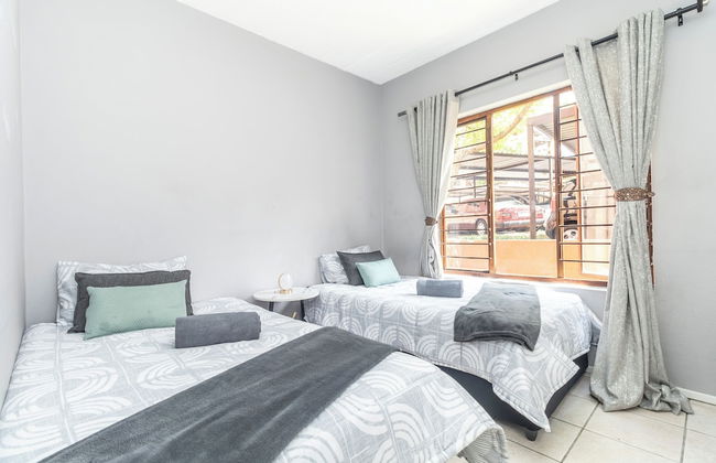 Exquisite 2 Bedroom Garden Townhouse in the Heart of Fourways - Foto 5