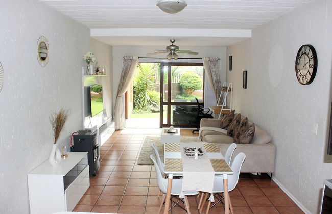 Exquisite 2 Bedroom Garden Townhouse in the Heart of Fourways - Foto 16