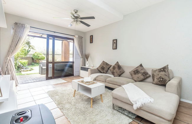 Exquisite 2 Bedroom Garden Townhouse in the Heart of Fourways - Foto 19