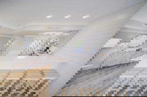 Foto 2 - Triton Balcony w/ Pool View, Chic Design