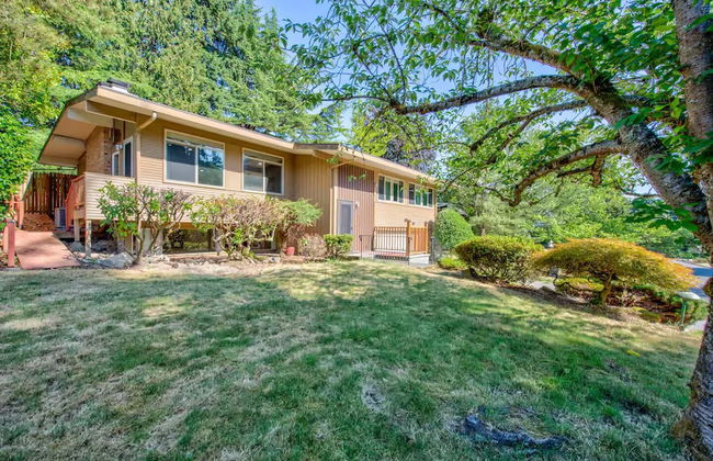 Stylish & Spacious Retreat in Downtown Bellevue - Photo 32