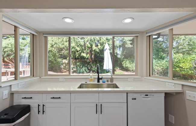 Stylish & Spacious Retreat in Downtown Bellevue - Photo 30