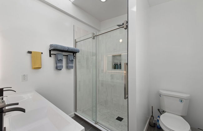 Stylish & Spacious Retreat in Downtown Bellevue - Photo 16