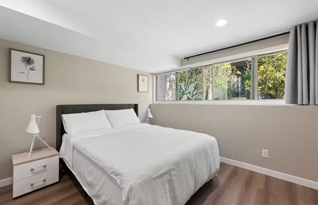 Stylish & Spacious Retreat in Downtown Bellevue - Photo 2